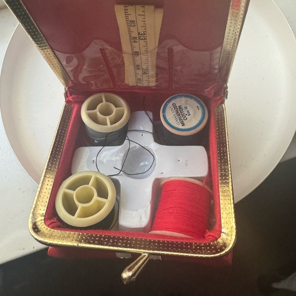 Vintage travel sewing kit - Picture 2 of 5